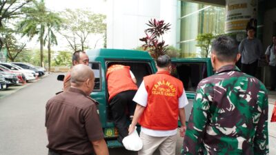 Penyerahan Tersangka dan Barang bukti (Tahap ll ) Perkara Pemberian Fasilitas Pinjaman / Kredit dari Salah satu Bank Plat Merah Kepada PT.BSS dan PT.SAL