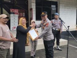 Ibu Rumah Tangga Gagalkan Pencurian Motor, Kapolsek Bekasi Barat Berikan Penghargaan