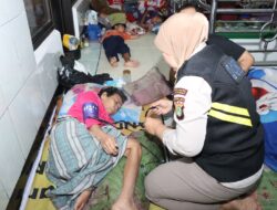 *Wujud Kepedulian Polri, Baktikes Polres Metro Jakbar Bantu Warga Terdampak Banjir*