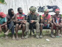 *Patroli Humanis di Intan Jaya, Satgas Ops Damai Cartenz Duduk dan Berdialog dengan Warga*