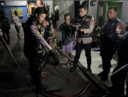 *Patroli Perintis Presisi Gagalkan Tawuran di Jaktim, 4 Pemuda dan 12 Sajam Diamankan*