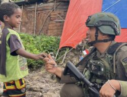 Sentuhan Humanis di Sinak: Satgas Damai Cartenz Bangun Kepercayaan Lewat Interaksi Anak-anak*