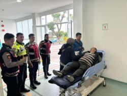 Wujud Respon Cepat, Anggota Polri Evakuasi Lansia Darurat Medis ke Rumah Sakit di Gunung Mas Bogor