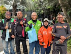 Polda Metro Jaya Gelar Jumat Peduli, Bagikan Sembako kepada Masyarakat*