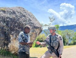 *Satgas Damai Cartenz Gelar Patroli dan Pelayanan Kesehatan di Sinak*
