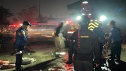 *Brimob Metro Jaya Sigap Amankan Kebakaran SPBE di Bekasi, Situasi Cepat Terkendali*