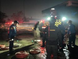 *Brimob Metro Jaya Sigap Amankan Kebakaran SPBE di Bekasi, Situasi Cepat Terkendali*