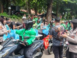 *Polda Metro Jaya Berbagi di Jumat Peduli, Ojol hingga Pekerja Harian Terima Sembako*