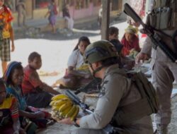 *Patroli di Sinak, Ops Damai Cartenz Perkuat Kedekatan dan Rasa Aman Warga*