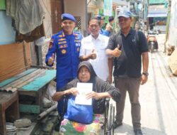 *Ditpolairud Polda Metro Jaya Salurkan Bantuan Kursi Roda kepada Warga Pesisir di Muara Angke*