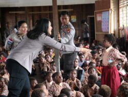 *Hadirkan Keceriaan dan Edukasi Bagi Siswa, Satgas Damai Cartenz Gelar Bakti Sosial di SD Negeri Pomako 1