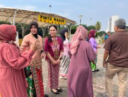 *Hari Kartini, Polwan Berkebaya Layani Warga di Polda Metro Jaya*