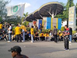 Ribuan Pengunjuk Rasa Robohkan Kawat Berduri