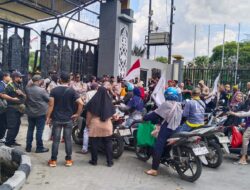 Prioritas Keselamatan: Polisi Sigap Evakuasi Mahasiswa Pingsan di Tengah Aksi