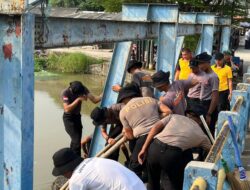 Brimob Polda Metro Jaya Bersihkan Pasar Tegal Danas Bekasi, Lingkungan Lebih Nyaman dan Bebas Genangan