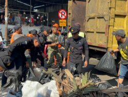 *Brimob Polda Metro Jaya Bersihkan Pasar Ciputat, Lingkungan Sehat dan Aktivitas Warga Lebih Nyaman