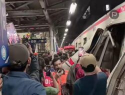 Tabrakan Kereta Api di Bekasi Gerbong Wanita Ringsek Parah