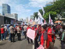 Sejumlah100 Orang Buruh Datangi DPR/MPR dalam Rangka Mayday, Polda Metro Jaya Menyambut dengan Humanis*