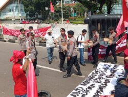 *Di Tengah Aksi Penyampaian Aspirasi, Polisi Bagikan Air Mineral dan Snack untuk Massa*