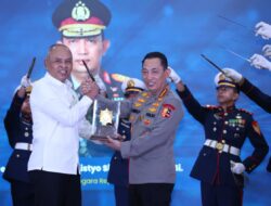 *Kapolri Terima Adhi Bhakti Senapati, Jadi Motivasi Perkuat Sinergi Keamanan Siber*