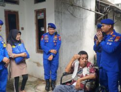 *Ditpolairud PMJ Tebar Kepedulian di Pesisir Cilincing, Bantu Warga Stroke Lewat Kursi Roda*