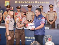 *Wadir Reskrimum Polda Metro Jaya Serahkan Referensi Hukum Terbaru kepada 17 Taruna Akpol: Perkuat Profesionalisme Generasi Mendatang