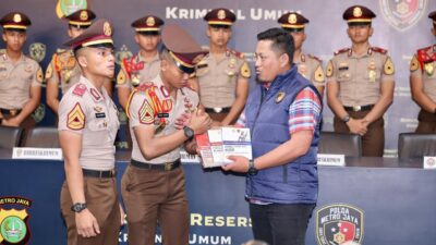 *Wadir Reskrimum Polda Metro Jaya Serahkan Referensi Hukum Terbaru kepada 17 Taruna Akpol: Perkuat Profesionalisme Generasi Mendatang