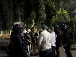 *Brimob Polda Metro Jaya Amankan Remaja Terindikasi Narkoba Saat Patroli Cegah Tawuran di Bekasi