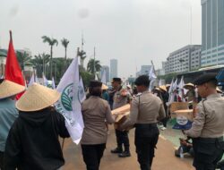 Polisi Bagikan Snack dan Minuman ke Massa Aksi KNARA di DPR