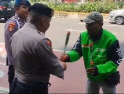 Momen Ojol Beri Bunga ke Polisi Saat Hari Bhayangkara ke-80