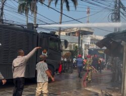 *Brimob Polda Metro Jaya Bantu Padamkan Kebakaran Dua Kios di Ciputat*