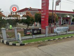 Masih Numpang Tampil: Harga Sudah Turun, Papan SPBU Ini Malah Masih Pakai Angka Lama!