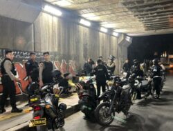 *Brimob Metro Jaya Amankan Konvoi Pemuda Tanpa Surat Kendaraan di Cipayung