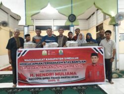 1.160 Meter Karpet Sajadah Aspirasi Hendri Muliana Hadir untuk 29 Masjid di Simeulue