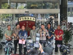 *Polri Serahkan Tersangka dan Barang Bukti Perkara Dugaan Korupsi kepada Kejaksaan Agung*