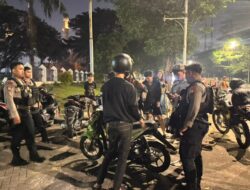 *Brimob Polda Metro Jaya Bubarkan Balap Liar di Cipayung, Satu Motor Diamankan*