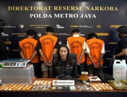 *Polda  Metro  Jaya Gagalkan Sindikat Pengedar Tembakau Sintetis  Seberat  995 Gram  Di Pemukiman  Padat  Dan Edarkan Lewat Media  Sosial*