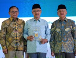 Hari Pers dan Literasi Muhammadiyah 2026, Haedar Nashir Terima Kartu Wartawan Utama Khusus