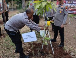 Semarak HUT ke-81 RI, Polres Pelabuhan Tanjung Priok Tanam 20 Pohon Bersama Masyarakat