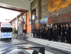 *Polda Bali Kirim 5 Truk Bantuan untuk Korban Bencana Alam di NTT*