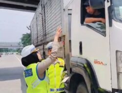 Induk PJR BSD Korlantas Polri Intenskan Blue Light Patrol Tindak Tegas Kendaraan Parkir sembarangan di Bahu Jalan Tol BSD