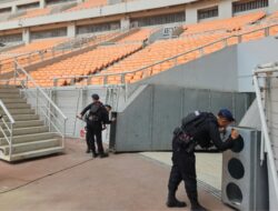 *Brimob Polda Metro Jaya Sterilisasi JIS Jelang Persija Vs Brisbane Roar*