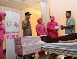 Kapolres Pelabuhan Tanjung Priok Sambangi Korban Kebakaran Muara Angke di RS Duta Indah, Wujud Kepedulian Polri dan Bhayangkari