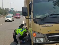APTU Karyono Membantu Menggantikan Ban Mobil Box Yang Melintasi Tol Kilo Meter 22 Serpong MTN