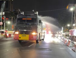 *Brimob Polda Metro Jaya Semprot Jalan dan Bagikan Masker Antisipasi Abu Vulkanik Anak Krakatau*