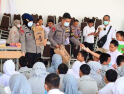 *Di Tengah Kabut Asap Karhutla, Brimob Polda Jambi Beri Motivasi serta Perhatian Kesehatan Pelajar Sekolah Rakyat*