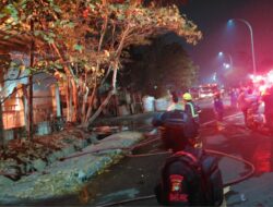 *Brimob Polda Metro Jaya Amankan Lokasi Kebakaran Pabrik di Kawasan Lippo Cikarang hingga Menjelang Pagi*
