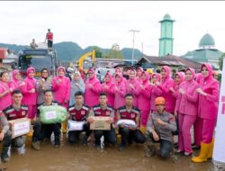 *HKGB ke-74, Bhayangkari Sumbar Hadir Berikan Bantuan bagi Warga Terdampak Banjir Bandang*